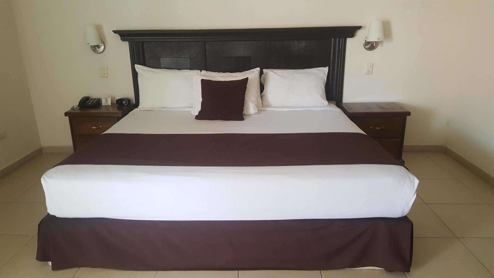 Hotel Go Inn Монклова Екстериор снимка